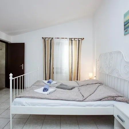 Apartment Apartments By The Sea Pirovac, Sibenik - 6447 Pirovac