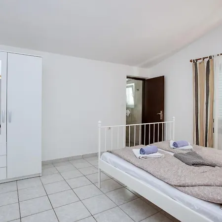 By The Sea Pirovac, Sibenik - 6447 *